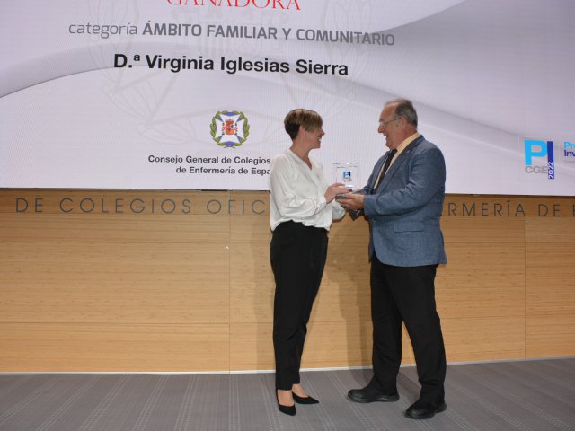 Virginia Iglesias recibe su premio en el ámbito familiar y comunitario de José A. Rodríguez, vicepresidente II del CGE.